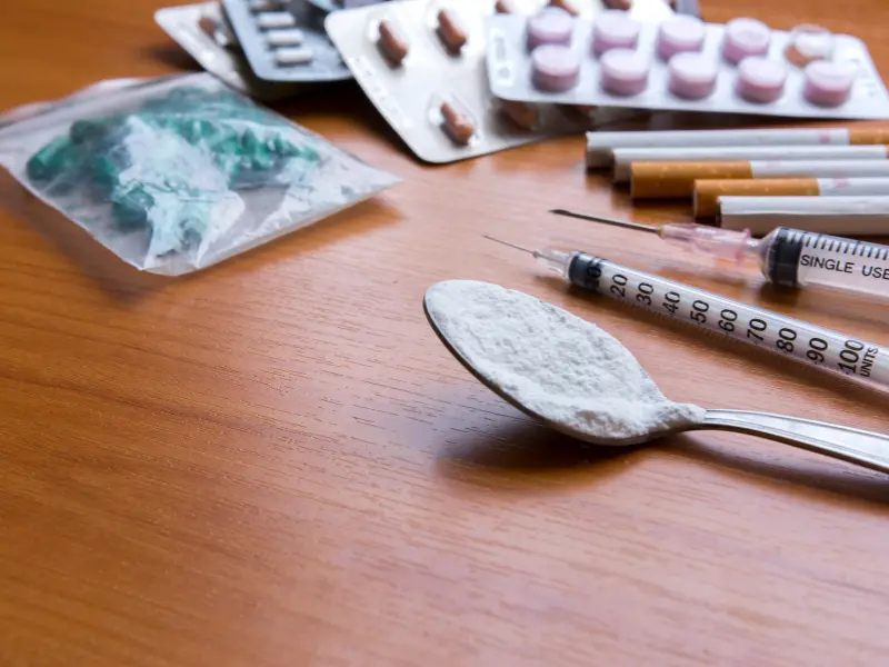 Drogen Gefährlichkeit Tabelle: Der ehrliche Vergleich von Alkohol, Cannabis & harten Drogen